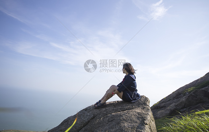 海边眺望远方的姑娘