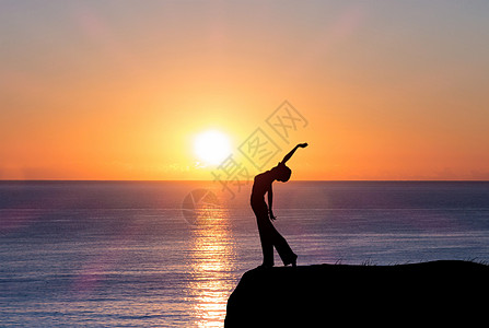 夕阳下的瑜伽女士图片