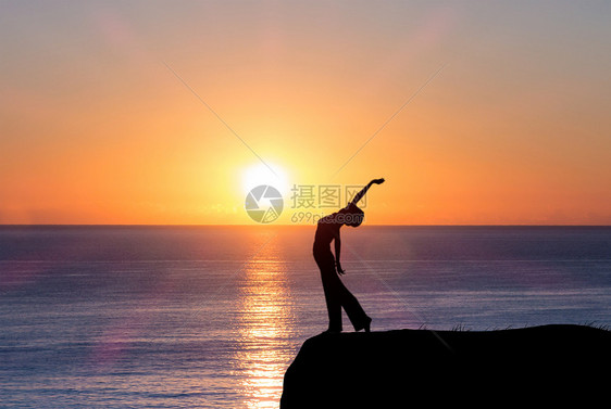 夕阳下的瑜伽女士图片