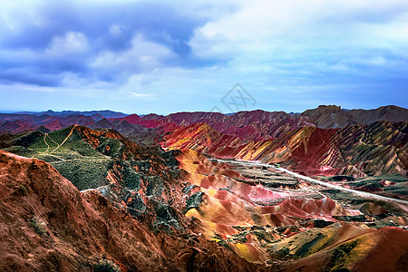 天空和草地七彩丹霞背景