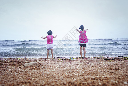 海边的小孩童年背景