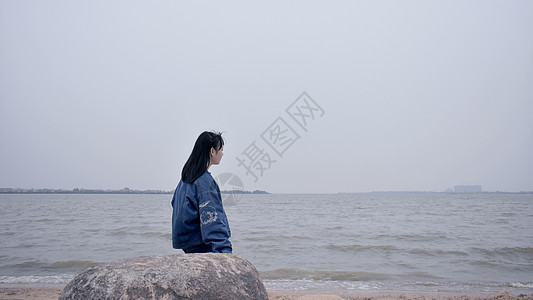 海滩背影冬季湖畔孤独少女背影背景