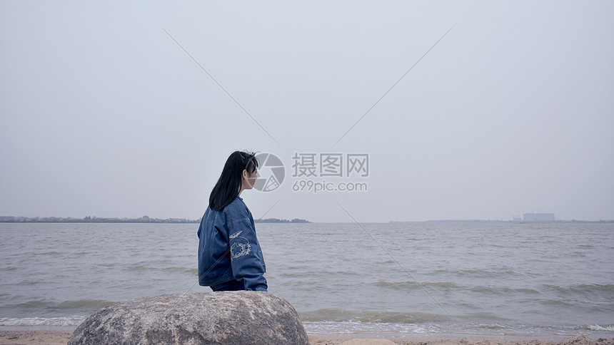 照片 人物情感 冬季湖畔孤独少女背影.