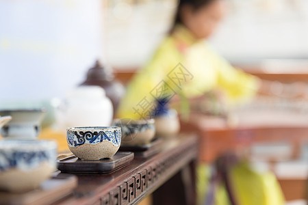 中国风茶杯特写虚化背景图片