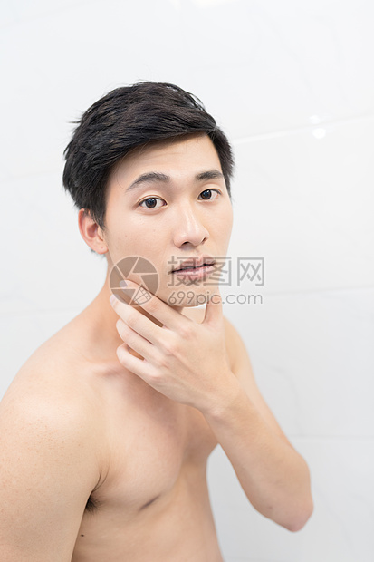刮完胡子的男性图片