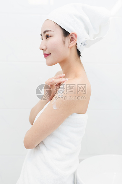 洗完澡在护肤的年轻美女图片