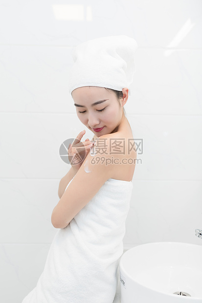 洗完澡在护肤的年轻美女图片
