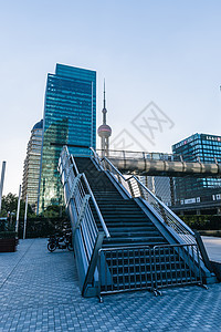 楼梯与城市高楼图片