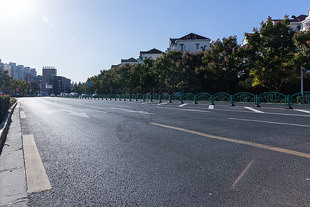 阳光下的建筑阳光下的路面和居民楼背景