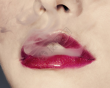 女子唇部展示吐烟的红唇背景