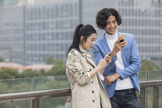 男女情侣在商场疯狂购物图片