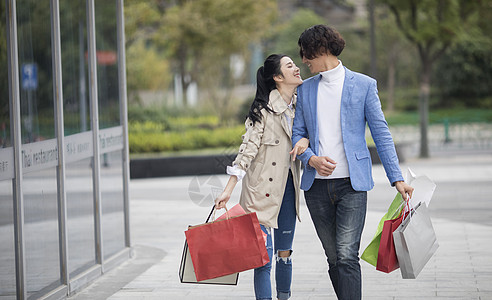 男女情侣在商场疯狂购物图片