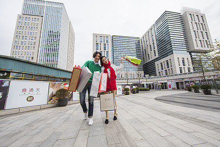 男女情侣在商场疯狂购物图片