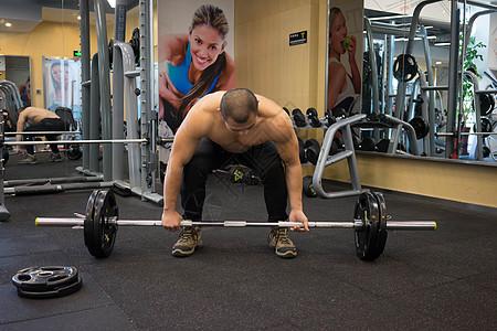 无氧杠铃运动男性健身房运动锻炼背景