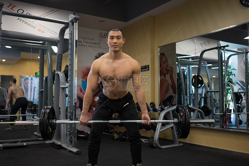 男性健身房运动锻炼图片