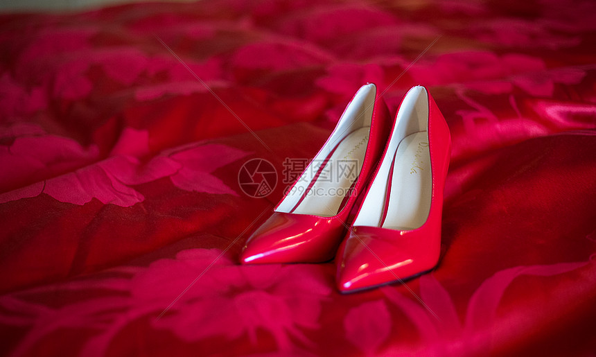 婚床上的新娘红色皮鞋图片
