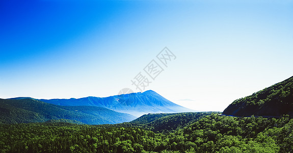 登山LOGO山顶景色背景