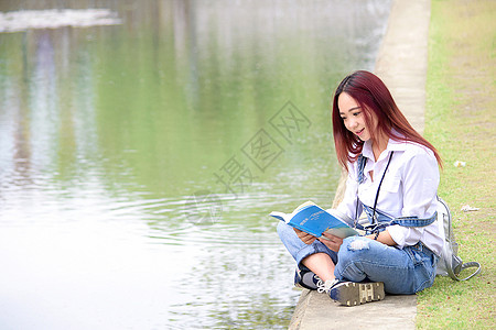 池塘边看书的长发女生图片