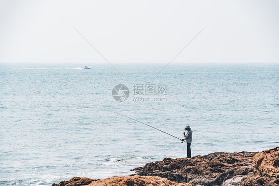 海边钓鱼的人图片