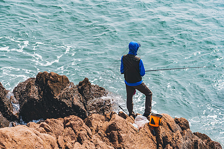 海边钓鱼的人背景图片