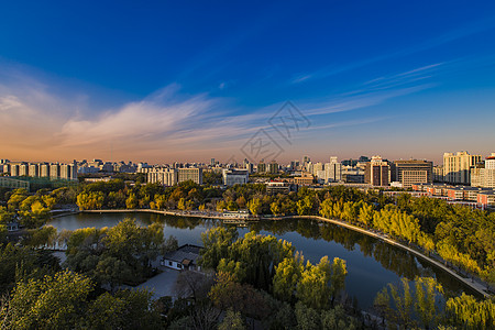 夕阳西下的城市图片