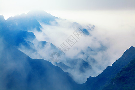 深山云雾迷漫山脉背景