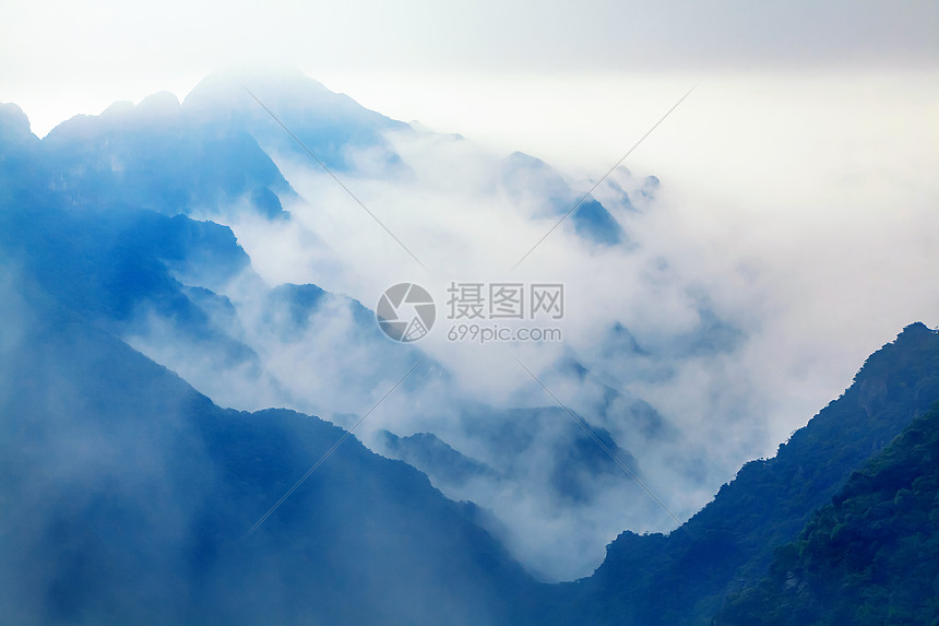 云雾迷漫山脉图片