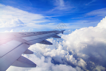 早晨繁忙交通飞机起飞机翼下的云层背景