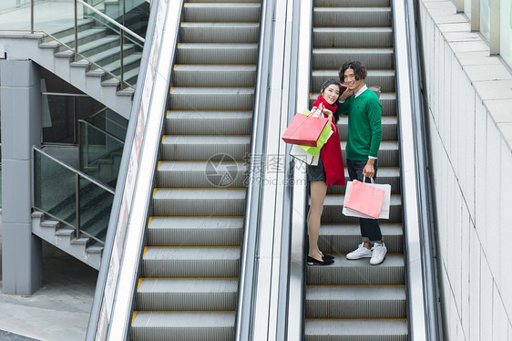 购物的情侣在坐电梯图片