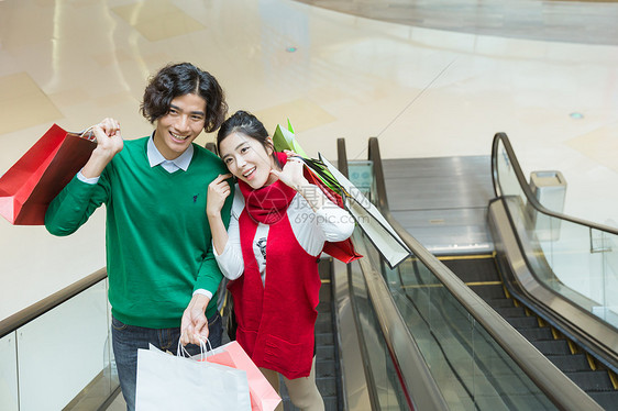 商场内购物年轻情侣坐电梯图片