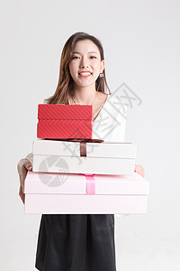 收快递年轻女性抱着礼物盒背景