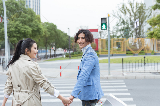 情侣牵手过马路