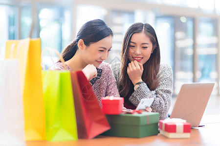 女性商业中心购物背景图片