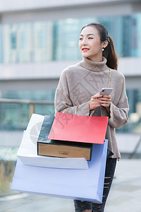 女性手提购物袋消费背景图片