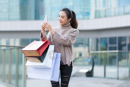 女性手提购物袋消费图片