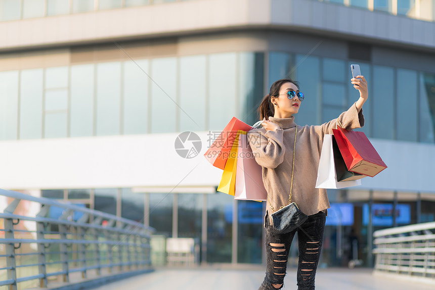 女性手提购物袋消费图片