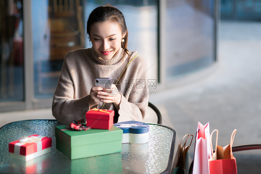 女性商业中心购物图片