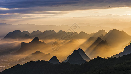 父子剪影耶稣之光下的桂林山水剪影背景