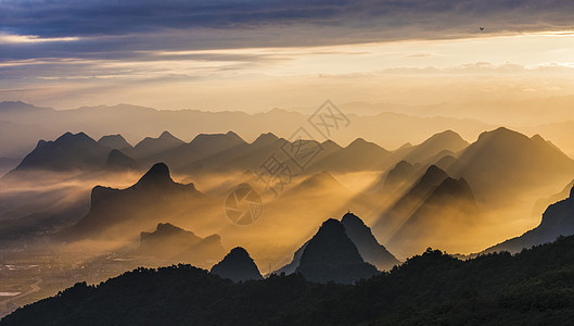 耶稣之光下的桂林山水剪影背景图片