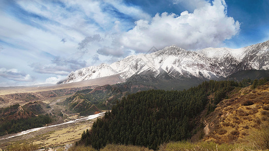 甘肃马蹄寺雪山背景