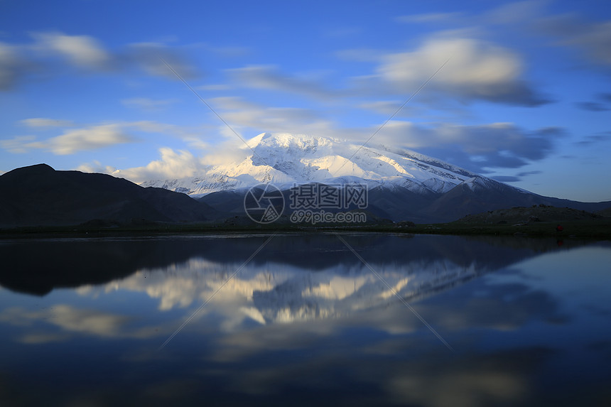 雪山、慕士塔格峰、湖面图片