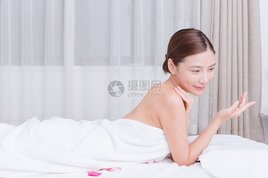 美容养生美女放松休息图片