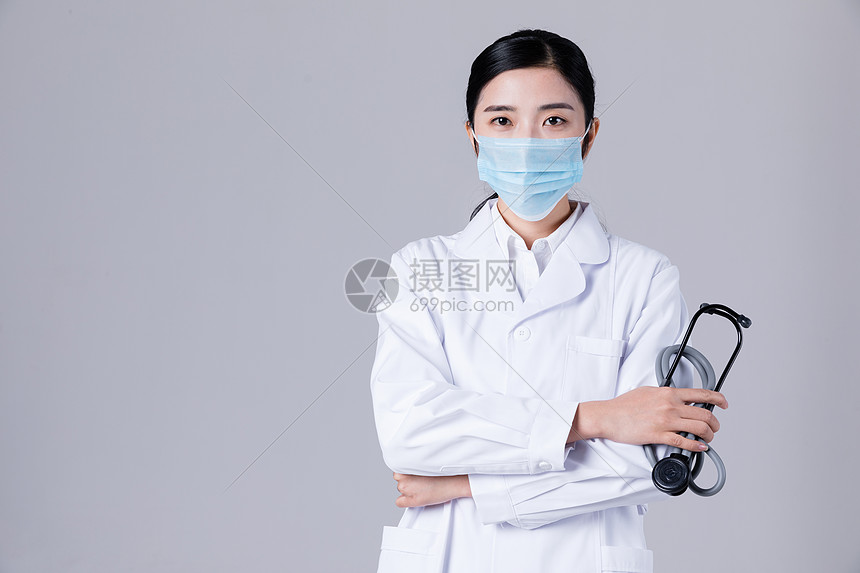 女医生手拿听诊器形象展示图片