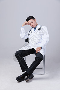 坐在椅子上疲惫的医生图片