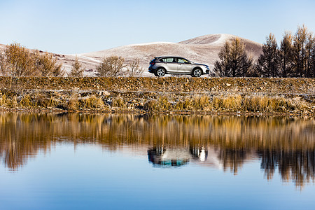 平静湖面上的一台车背景图片