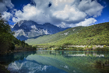 高山湖泊稻城亚丁风光背景