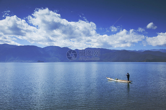 轻舟停泊在湖中图片