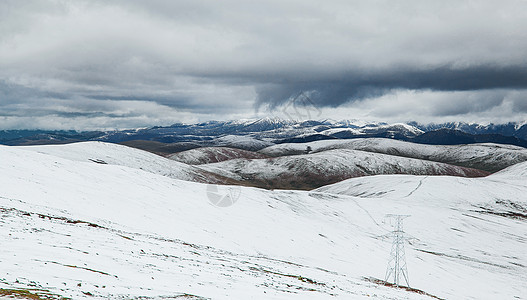 川西高原上辽阔的雪山背景图片