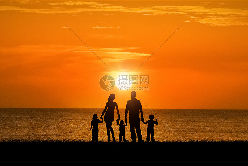 夕阳下的家庭剪影图片