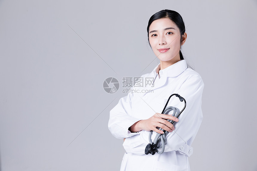 女医生手拿听诊器图片